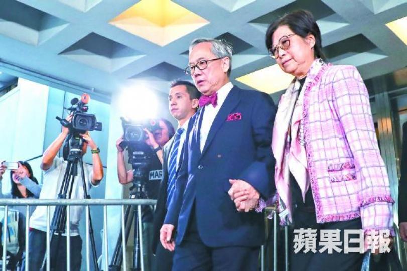 ■曾蔭權昨與妻子離開法院時面容繃緊,稱希望早點休息。許頌明攝 ■曾蔭權昨與妻子離開法院時面容繃緊,稱希望早點休息。許頌明攝