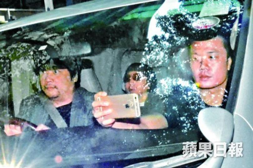 ■上海仔獲准保釋後由助手駕車接載離開,其間一名助手以手機反拍記者。■大批傳媒在西區警署外追訪上海仔。胡恩宏攝 ■上海仔獲准保釋後由助手駕車接載離開,其間一名助手以手機反拍記者。■大批傳媒在西區警署外追訪上海仔。胡恩宏攝