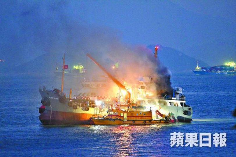 ■運油輪起火冒大量濃煙,消防船趕往撲救。 ■運油輪起火冒大量濃煙,消防船趕往撲救。