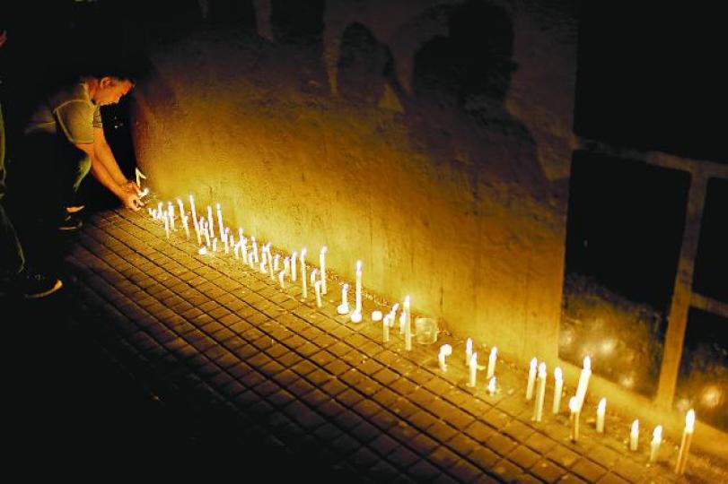 ■襲擊中5名死者是阿根廷一工藝學校畢業生,校外有民眾點燭光悼念。美聯社 ■襲擊中5名死者是阿根廷一工藝學校畢業生,校外有民眾點燭光悼念。美聯社