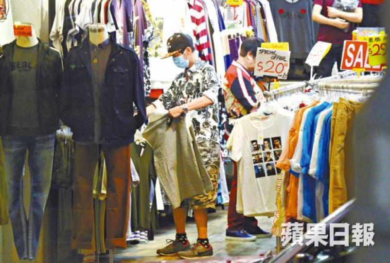 ■達明手戴名錶,挑選平價衣服。■達明駕過百萬的名車到中環掃平貨。 ■達明手戴名錶,挑選平價衣服。■達明駕過百萬的名車到中環掃平貨。