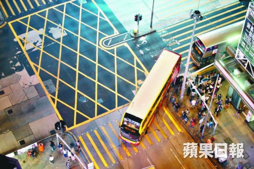 ■巴士在旺角亞皆老街與彌敦道交界轉彎時,需貼近行人路偷位。黎樹雄攝 ■巴士在旺角亞皆老街與彌敦道交界轉彎時,需貼近行人路偷位。黎樹雄攝