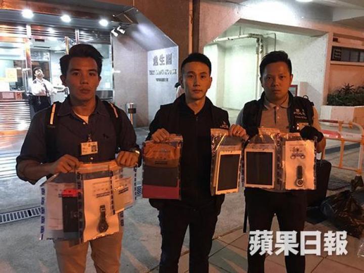 ■探員拘捕一對男女,起回部份贓物如手錶、銀包及iPad、iPhone等。
■探員拘捕一對男女,起回部份贓物如手錶、銀包及iPad、iPhone等。