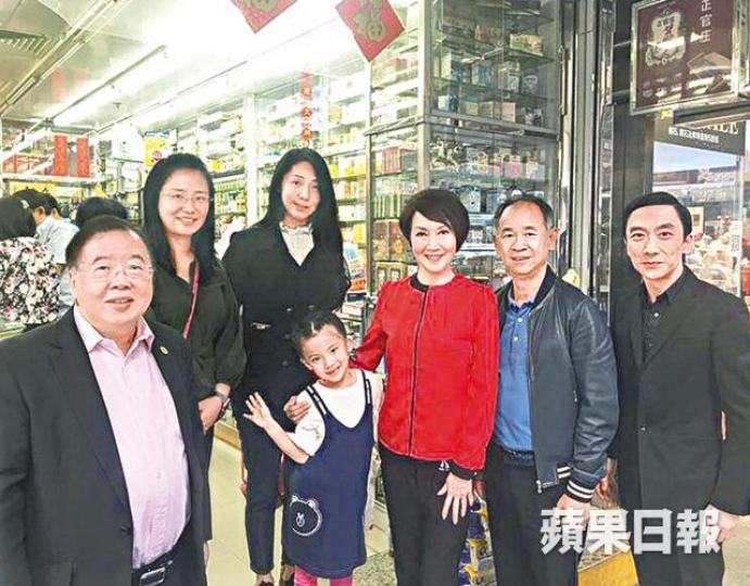 ■(右起)向展邦和榮華慈善基金創辦人楊榮華日前到西環探班,睇謝雪心拍宣傳片。 ■(右起)向展邦和榮華慈善基金創辦人楊榮華日前到西環探班,睇謝雪心拍宣傳片。