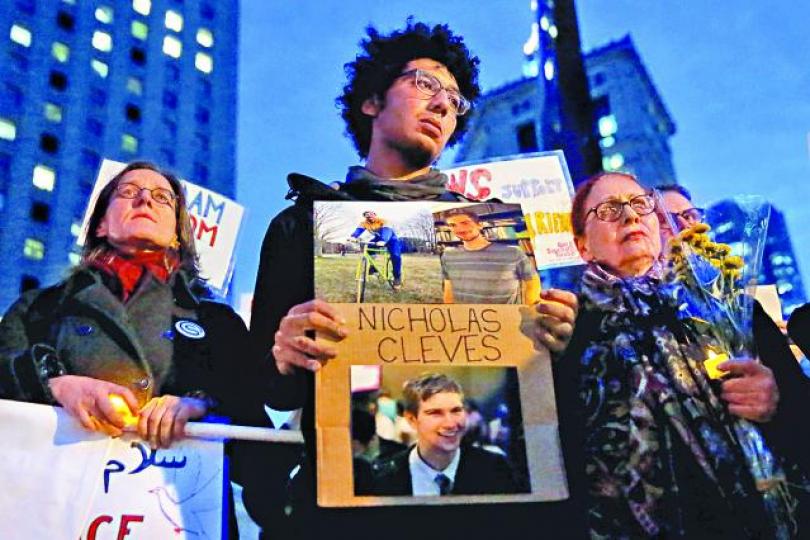 ■死者之一克利夫斯的友人前晚在福利廣場悼念他。 ■死者之一克利夫斯的友人前晚在福利廣場悼念他。