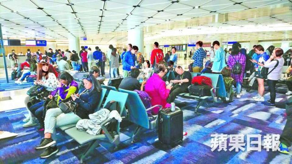 ■香港快運客機疑因氣壓系統失常折返,近200名旅客折騰半天。 ■香港快運客機疑因氣壓系統失常折返,近200名旅客折騰半天。