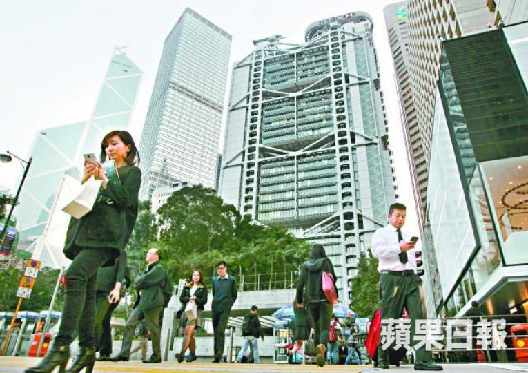 ■不足半數受訪僱主承諾明年加薪,惟人力資源管理學會估計僱員有望因營商環境改善獲加薪3.5%。 ■不足半數受訪僱主承諾明年加薪,惟人力資源管理學會估計僱員有望因營商環境改善獲加薪3.5%。
