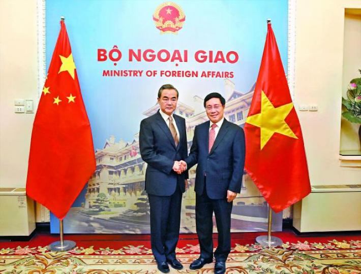 ■王毅(左)在河內與越副總理范平明會談,為習到訪準備。■中越時冷時熱,越南曾多次爆發反華示威活動。資料圖片■習近平 ■王毅(左)在河內與越副總理范平明會談,為習到訪準備。■中越時冷時熱,越南曾多次爆發反華示威活動。資料圖片■習近平