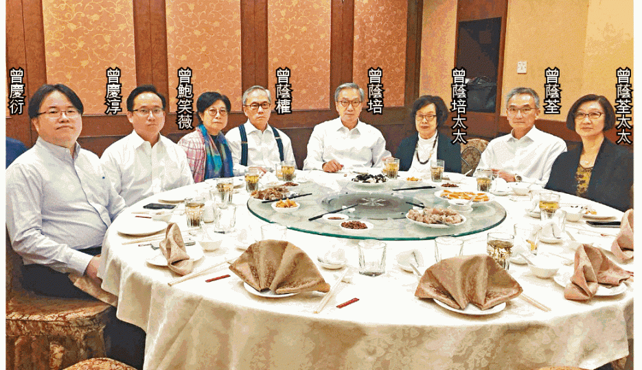 ■曾蔭權昨離開法院後與家人一同到灣仔的老上海飯店用膳。 ■曾蔭權昨離開法院後與家人一同到灣仔的老上海飯店用膳。
