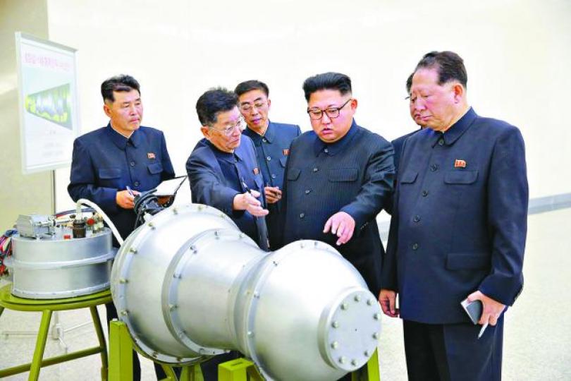 ■對付北韓領袖金正恩(右二)的核導彈威脅,是特朗普亞洲行一大議題。 美聯社 ■對付北韓領袖金正恩(右二)的核導彈威脅,是特朗普亞洲行一大議題。 美聯社