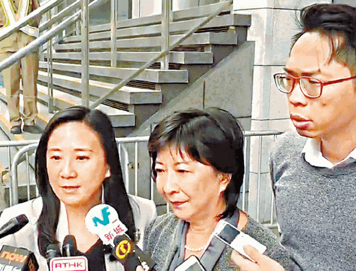 ■左起:葛珮帆、蔣麗芸及陸頌雄昨報案指有議員犯《特權法》。互聯網
■左起:葛珮帆、蔣麗芸及陸頌雄昨報案指有議員犯《特權法》。互聯網