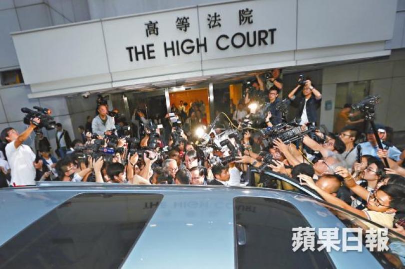 ■曾蔭權一家步往座駕時,大批記者包圍拍照。易仰民攝 ■曾蔭權一家步往座駕時,大批記者包圍拍照。易仰民攝
