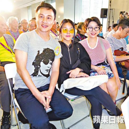 ■鄭敬基昨日出席活動閉幕禮,笑言太太(中)及女兒來監場。
■鄭敬基昨日出席活動閉幕禮,笑言太太(中)及女兒來監場。