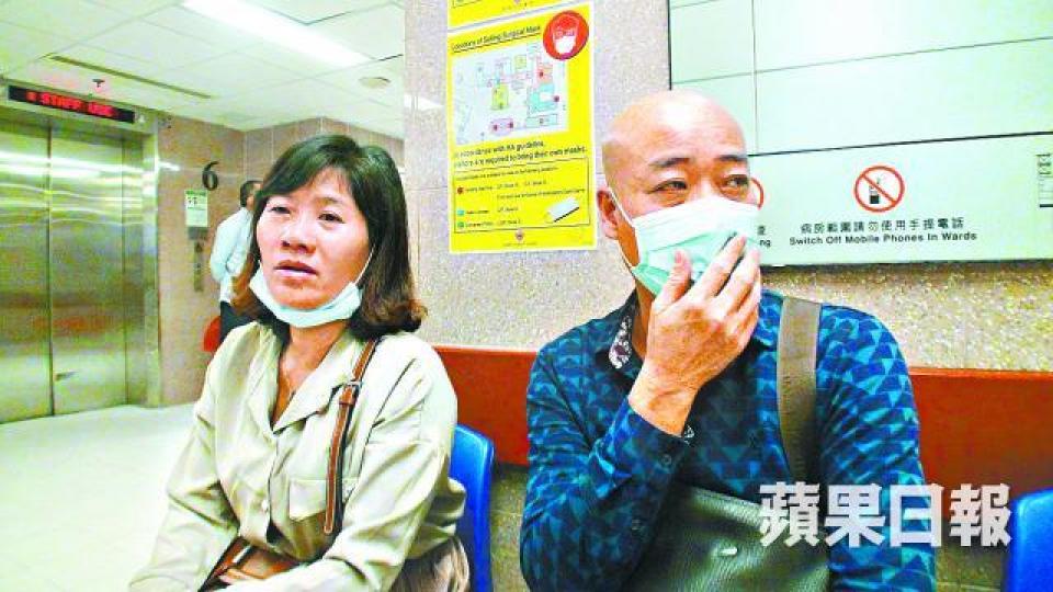 ■19歲少女黃曉儀前日遭輾斷右腳,其父母一直在醫院守候。文兆麟攝■19歲少女黃曉儀 ■19歲少女黃曉儀前日遭輾斷右腳,其父母一直在醫院守候。文兆麟攝■19歲少女黃曉儀