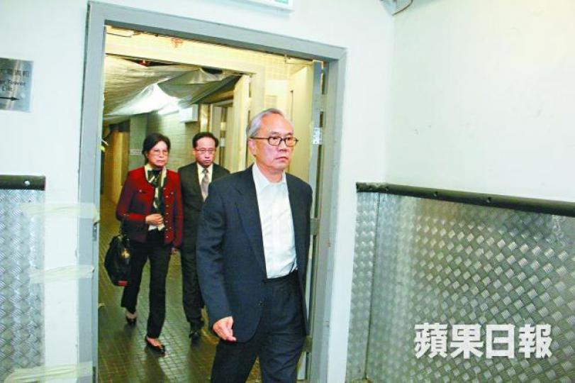 ■本周三曾蔭權與太太和兒子到律師樓後,離開時神情嚴肅。莊建鑫攝 ■本周三曾蔭權與太太和兒子到律師樓後,離開時神情嚴肅。莊建鑫攝
