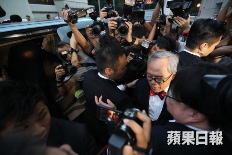 ■曾蔭權步出法庭時被大批記者包圍。 ■曾蔭權步出法庭時被大批記者包圍。