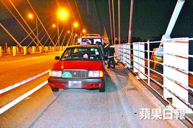 ■的士停泊於汀九橋中段位置,警員到場調查。潘志能攝
■的士停泊於汀九橋中段位置,警員到場調查。潘志能攝