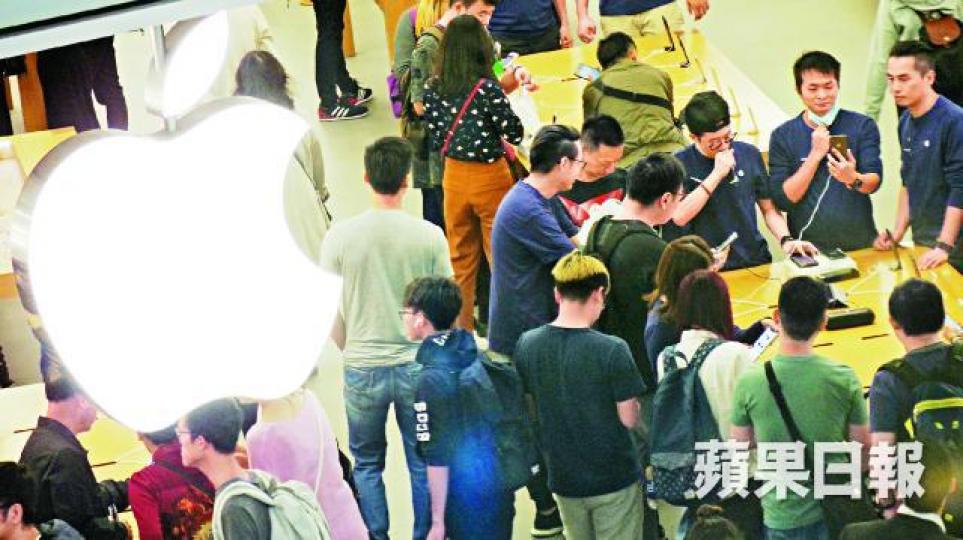 ■iPhone X昨開售即有大批果農到又一城蘋果店取機。麥超億攝■昨晨約9時,有近百果農聚集在先達商場外等開門放機。■有水貨客用背囊運4部iPhone X往深圳,結果遭羅湖海關拘捕。 ■iPhone X昨開售即有大批果農到又一城蘋果店取機。麥超億攝■昨晨約9時,有近百果農聚集在先達商場外等開門放機。■有水貨客用背囊運4部iPhone X往深圳,結果遭羅湖海關拘捕。
