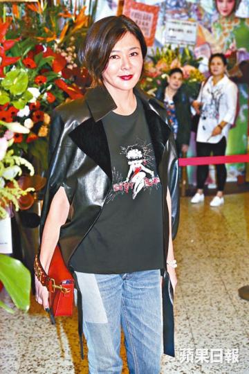 ■李司琪(左四)、蘇玉華(右四)等演出舞台劇向鍾景輝致敬。
■李司琪(左四)、蘇玉華(右四)等演出舞台劇向鍾景輝致敬。