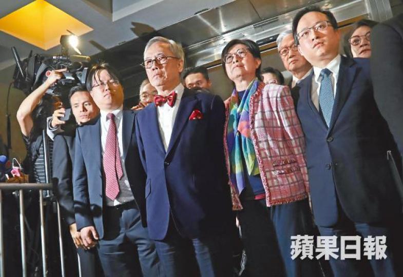 ■涉貪案兩度解散陪審團,前特首曾蔭權昨在庭外表示一家人經過五年多磨折「覺得好攰」。謝榮耀攝 ■涉貪案兩度解散陪審團,前特首曾蔭權昨在庭外表示一家人經過五年多磨折「覺得好攰」。謝榮耀攝