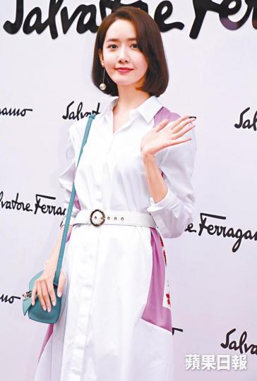 ■打扮清爽的允兒,在下午的活動上表現親民。■過百名允兒fans在酒會門口等候,因見不到偶像而噓爆。■換上晚裝的允兒跟品牌高層合照。■Chilam自言跟韓星有緣,但他較欣賞全智賢及宋慧喬。■(左起)Ana R.、Cara G.、樂基兒及周汶錡昨晚出席酒會。 ■打扮清爽的允兒,在下午的活動上表現親民。■過百名允兒fans在酒會門口等候,因見不到偶像而噓爆。■換上晚裝的允兒跟品牌高層合照。■Chilam自言跟韓星有緣,但他較欣賞全智賢及宋慧喬。■(左起)Ana R.、Cara G.、樂基兒及周汶錡昨晚出席酒會。