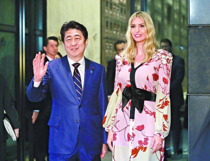 ■特朗普女兒伊萬卡為父訪日打頭陣,昨晚與安倍晉三在晚宴上碰頭。 美聯社 ■特朗普女兒伊萬卡為父訪日打頭陣,昨晚與安倍晉三在晚宴上碰頭。 美聯社