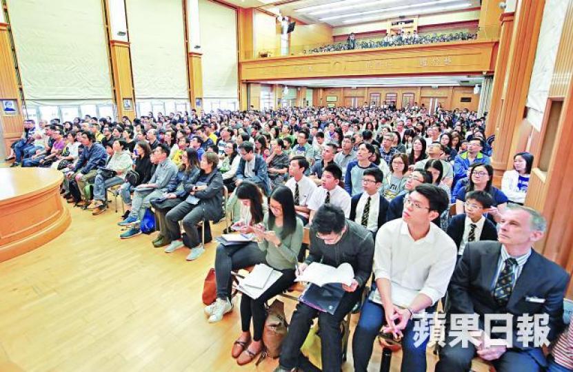 ■聖保羅書院昨舉辦中一簡介會吸引逾1,600人出席,校長源廸恩指學生面試應自然地聊天。周智堅攝■校長源廸恩 ■聖保羅書院昨舉辦中一簡介會吸引逾1,600人出席,校長源廸恩指學生面試應自然地聊天。周智堅攝■校長源廸恩