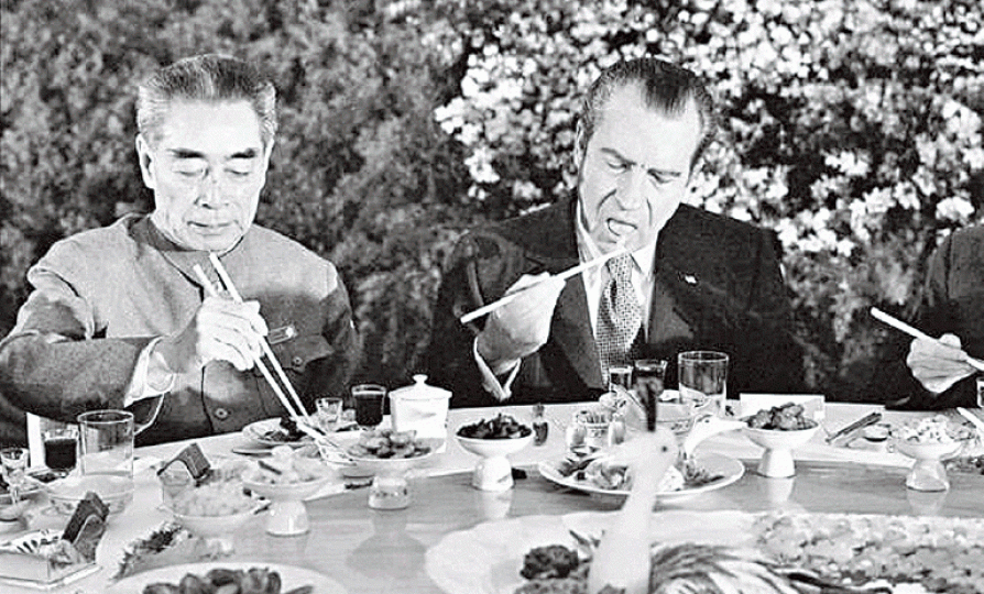 ■1972年訪華獲總理周恩來設宴,尼克遜謹守「不要問、只要吞」法則。 ■1972年訪華獲總理周恩來設宴,尼克遜謹守「不要問、只要吞」法則。