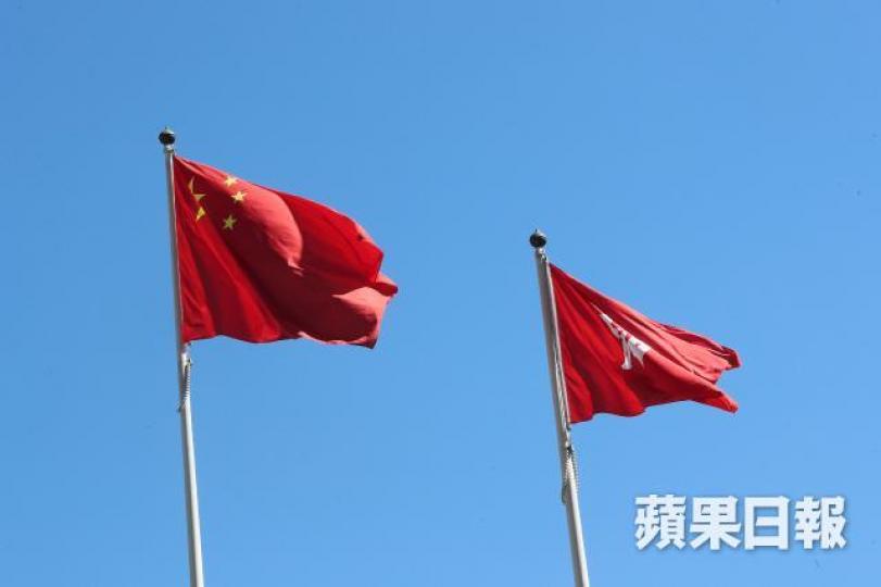 ■港府早前以本地立法方式引入《國徽法》及《國旗法》。 ■港府早前以本地立法方式引入《國徽法》及《國旗法》。