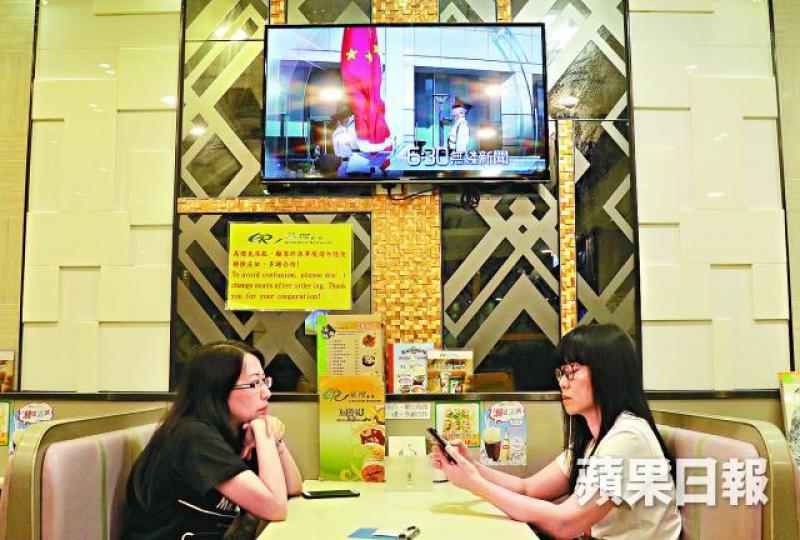 ■市民日後在食肆聽到電視播放國歌時或須肅立。王心義攝 ■市民日後在食肆聽到電視播放國歌時或須肅立。王心義攝