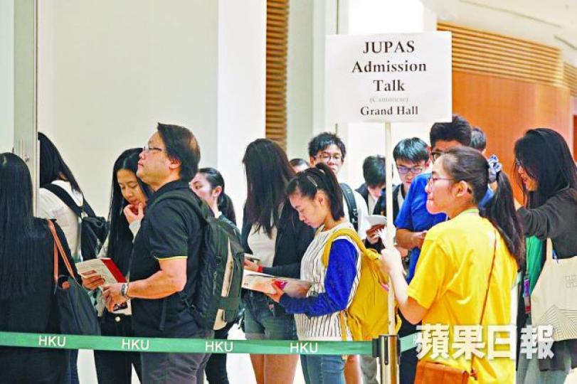 ■港大昨辦入學資訊日,梁卓偉指考生若想讀醫須刻苦。張志華攝■梁卓偉 ■港大昨辦入學資訊日,梁卓偉指考生若想讀醫須刻苦。張志華攝■梁卓偉