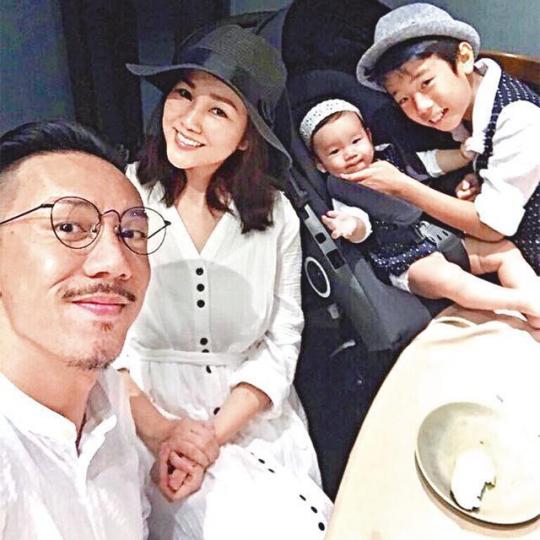 ■張繼聰、謝安琪與一對仔女現在生活過得好愉快。互聯網圖片■Kay當年在台上講感言都講到眼濕濕。電視圖片■阿聰要等燈光轉暗才敢偷偷抹眼淚。電視圖片■張繼聰在2012年憑着《老表,你好嘢!》爆紅。劇照 ■張繼聰、謝安琪與一對仔女現在生活過得好愉快。互聯網圖片■Kay當年在台上講感言都講到眼濕濕。電視圖片■阿聰要等燈光轉暗才敢偷偷抹眼淚。電視圖片■張繼聰在2012年憑着《老表,你好嘢!》爆紅。劇照