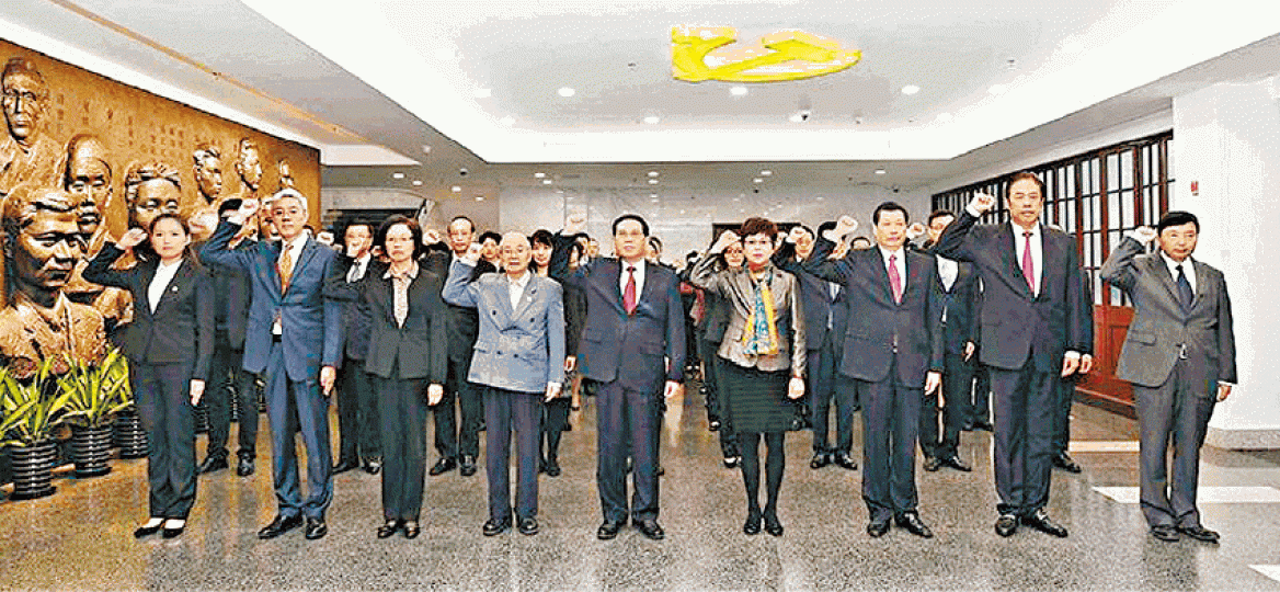 ■上海市委書記李強(中)到中共一大會址重溫入黨誓詞。
■上海市委書記李強(中)到中共一大會址重溫入黨誓詞。