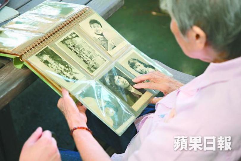 ■雪芬婆婆翻看「飛女」舊照。夏家朗攝雪芬婆婆■製作生命故事冊有助減慢腦退化患者認知能力的退化速度。 ■雪芬婆婆翻看「飛女」舊照。夏家朗攝雪芬婆婆■製作生命故事冊有助減慢腦退化患者認知能力的退化速度。