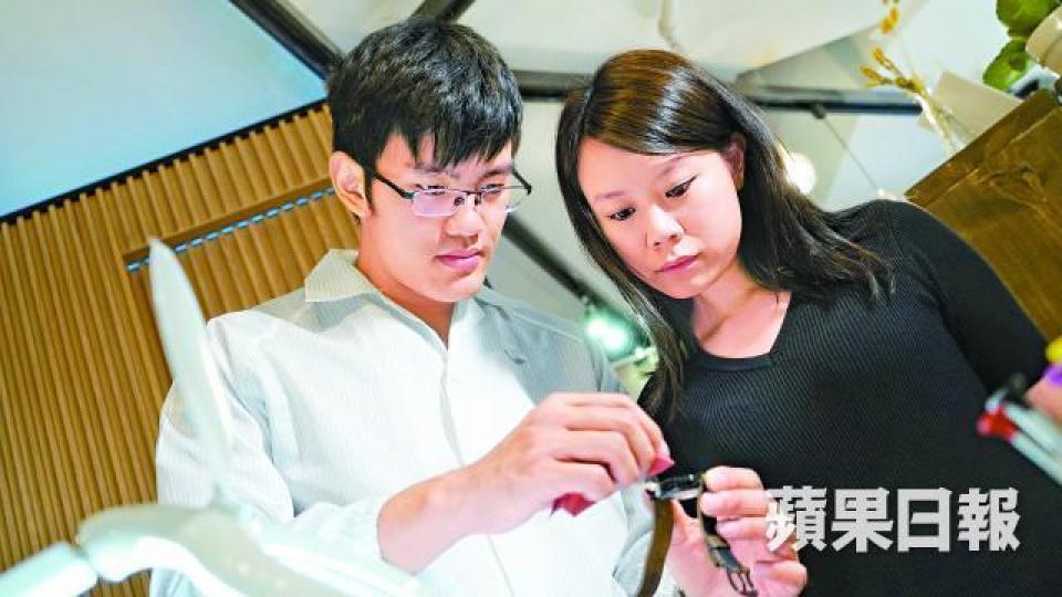 ■創立機械錶品牌的Quinn,感激女友共同進退。廖達燊攝■Quinn曾花萬元買零件,親自裝嵌一隻女裝機械錶送給女友。 ■創立機械錶品牌的Quinn,感激女友共同進退。廖達燊攝■Quinn曾花萬元買零件,親自裝嵌一隻女裝機械錶送給女友。