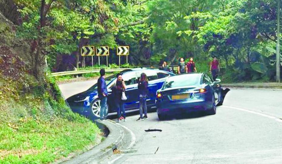 ■兩部Tesla電動車首尾相撞。
■兩部Tesla電動車首尾相撞。