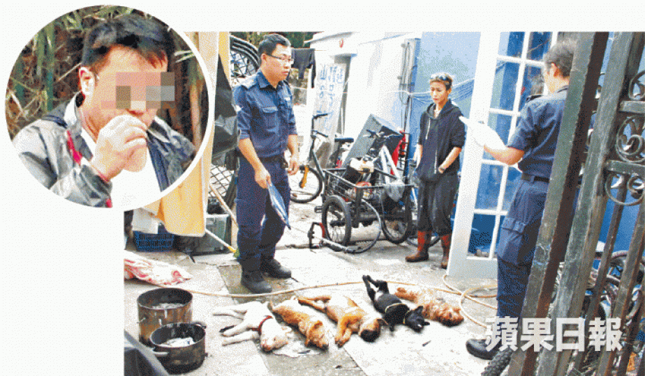 ■狗主鄭先生(圓圖)於劈鄰居單車後被捕,其後愛協職員到場撿走狗屍。
■狗主鄭先生(圓圖)於劈鄰居單車後被捕,其後愛協職員到場撿走狗屍。
