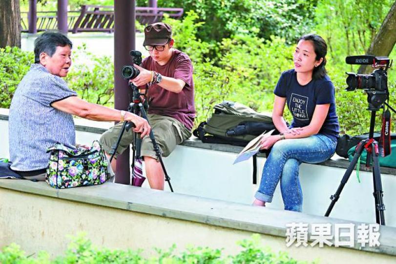 ■Rita(右)和Joe(中)為李平婆婆拍「人生紀錄片」。朱永倫攝 ■Rita(右)和Joe(中)為李平婆婆拍「人生紀錄片」。朱永倫攝