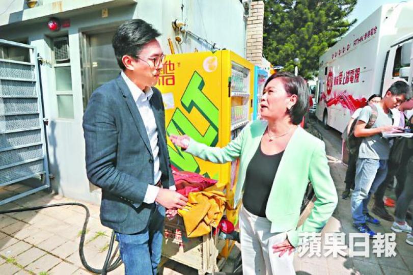 ■吳文遠與梁美芬昨在論壇上就《國歌法》駁火,兩人落台後繼續議論。謝榮耀攝
■吳文遠與梁美芬昨在論壇上就《國歌法》駁火,兩人落台後繼續議論。謝榮耀攝
