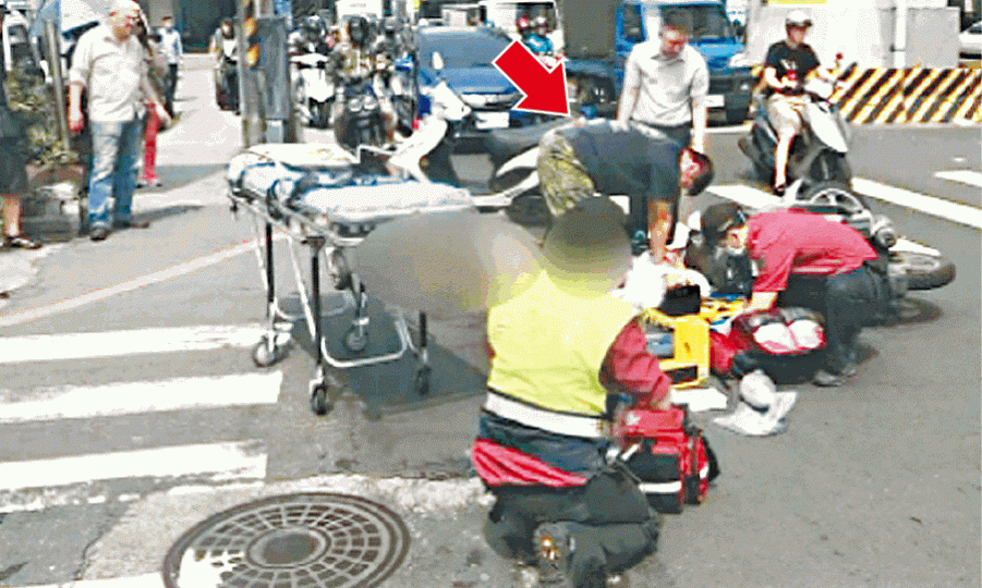 ■事發時張慶龍(箭嘴示)替傅家慶急救時遭路過民眾拍下。■主持《消失的國界》節目的台灣三立電視台記者傅家慶。■張慶龍示範當時如何急救。台灣《蘋果日報》 ■事發時張慶龍(箭嘴示)替傅家慶急救時遭路過民眾拍下。■主持《消失的國界》節目的台灣三立電視台記者傅家慶。■張慶龍示範當時如何急救。台灣《蘋果日報》