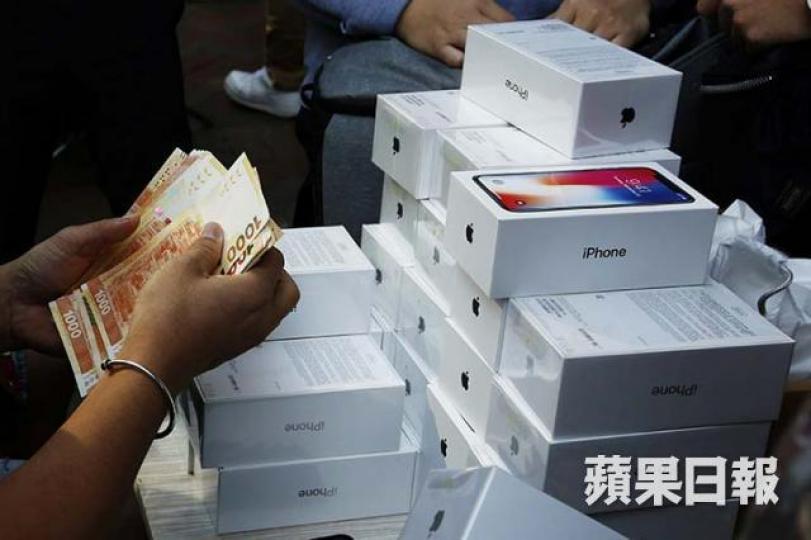■iPhone X有齊「限量」再跟10周年紀念版兩大元素都炒唔起,皆因少咗內地用家幫手接貨。 資料圖片 ■iPhone X有齊「限量」再跟10周年紀念版兩大元素都炒唔起,皆因少咗內地用家幫手接貨。 資料圖片