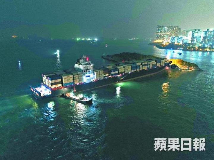 ■約300米長的貨輪昨晚撞向火藥洲,有海怡半島居民聞巨響。江俊豪攝■大批海怡市民到岸邊觀看。黎樹雄攝 ■約300米長的貨輪昨晚撞向火藥洲,有海怡半島居民聞巨響。江俊豪攝■大批海怡市民到岸邊觀看。黎樹雄攝