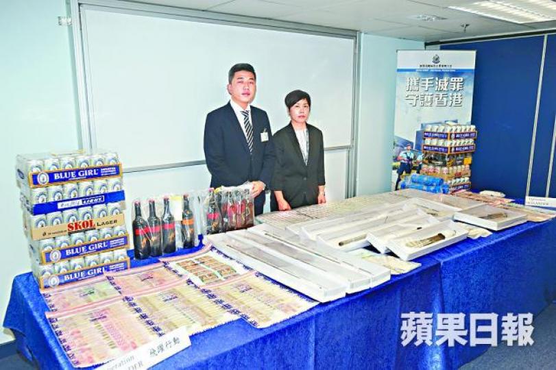 ■警方昨展示撿獲的現金、啤酒及武器。
■警方昨展示撿獲的現金、啤酒及武器。