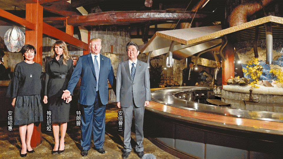 ■安倍晉三夫婦於銀座鐵板燒名店為特朗普夫婦洗塵。美聯社■特朗普(右三)和安倍打高球時擊拳,狀甚老友;高球名將松山英樹(右二)獲特大讚好波。 路透社 ■安倍晉三夫婦於銀座鐵板燒名店為特朗普夫婦洗塵。美聯社■特朗普(右三)和安倍打高球時擊拳,狀甚老友;高球名將松山英樹(右二)獲特大讚好波。 路透社