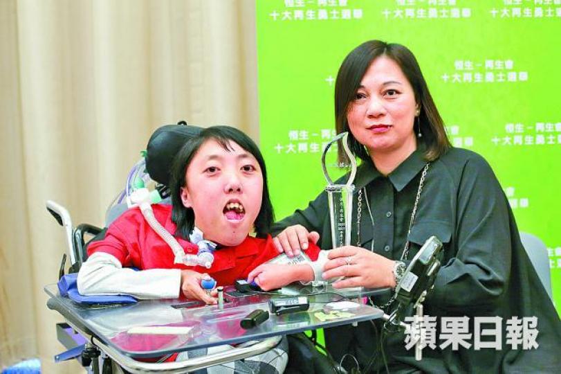 ■獲獎的胡蕊珺(左)設計網遊「名偵探的誕生」大獲好評。陳善南攝 ■獲獎的胡蕊珺(左)設計網遊「名偵探的誕生」大獲好評。陳善南攝