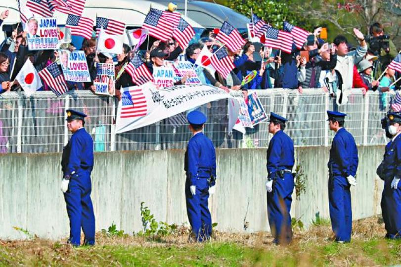 ■有日本民眾到霞關鄉村俱樂部球場歡迎特朗普。 路透社■大批日本警員於霞關鄉村俱樂部巡邏。 路透社 ■有日本民眾到霞關鄉村俱樂部球場歡迎特朗普。 路透社■大批日本警員於霞關鄉村俱樂部巡邏。 路透社