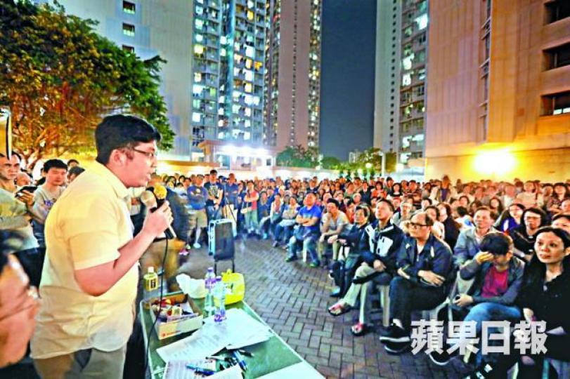 ■趙恩來(左)昨晚與廣明苑居民開會,商討再召開業主大會。 ■趙恩來(左)昨晚與廣明苑居民開會,商討再召開業主大會。