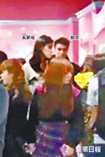 【東京】■5呎10吋高的奚夢瑤身高拍得住猷君,二人在東京拍拖非常「出眾」。讀者提供圖片■猷君投女友所好,陪奚夢瑤行《美少女戰士》精品店。讀者提供圖片■奚夢瑤是《美少女》粉絲,曾在Ig表示幻想自己變身。■超模奚夢瑤經常獲國際品牌邀行騷,今年9月她在巴黎為品牌Balmain示範春夏新裝。資料圖片【上海】■奚夢瑤前晚在Ig貼上四太旗下商廈外牆的LED心心相,疑是猷君出冧招。■四太昨在電話表示鼓勵猷君(左)拍拖。資料圖片■猷君與CoCo甩拖一個多月。資料圖片■奚夢瑤(右)上月為劉嘉玲的上海時裝騷行騷。資 【東京】■5呎10吋高的奚夢瑤身高拍得住猷君,二人在東京拍拖非常「出眾」。讀者提供圖片■猷君投女友所好,陪奚夢瑤行《美少女戰士》精品店。讀者提供圖片■奚夢瑤是《美少女》粉絲,曾在Ig表示幻想自己變身。■超模奚夢瑤經常獲國際品牌邀行騷,今年9月她在巴黎為品牌Balmain示範春夏新裝。資料圖片【上海】■奚夢瑤前晚在Ig貼上四太旗下商廈外牆的LED心心相,疑是猷君出冧招。■四太昨在電話表示鼓勵猷君(左)拍拖。資料圖片■猷君與CoCo甩拖一個多月。資料圖片■奚夢瑤(右)上月為劉嘉玲的上海時裝騷行騷。資