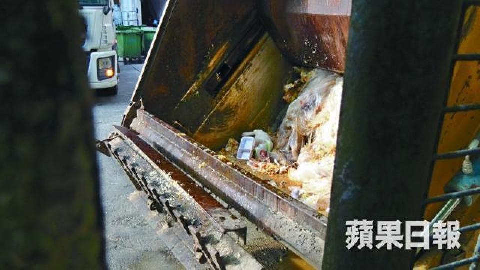 【其他棄飯盒膳食商】【九至五飲食】■垃圾車內堆滿塑膠飯盒及廚餘。邱仲權攝【帆船飲食】■工人將多袋飯盒棄置於大型垃圾桶等待運走。 【其他棄飯盒膳食商】【九至五飲食】■垃圾車內堆滿塑膠飯盒及廚餘。邱仲權攝【帆船飲食】■工人將多袋飯盒棄置於大型垃圾桶等待運走。