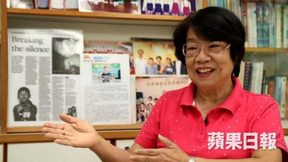從事言語治療三十年的龐劉湘文女士指說話亦是聾童的權利,不可以只叫他們打手語。政府的言語治療服務平均要等一年至年半。龐女士指有些聾童可能要重覆四、五十次才能學懂一個詞語。中心規定家長陪同小朋友上堂,並在家中繼續跟聾童訓練發音。聾童媽媽記低言語訓練的內容。聾童學懂說話的首要條件是他們能藉著助聽器或者手術,重拾一定程度的聽力。 從事言語治療三十年的龐劉湘文女士指說話亦是聾童的權利,不可以只叫他們打手語。政府的言語治療服務平均要等一年至年半。龐女士指有些聾童可能要重覆四、五十次才能學懂一個詞語。中心規定家長陪同小朋友上堂,並在家中繼續跟聾童訓練發音。聾童媽媽記低言語訓練的內容。聾童學懂說話的首要條件是他們能藉著助聽器或者手術,重拾一定程度的聽力。